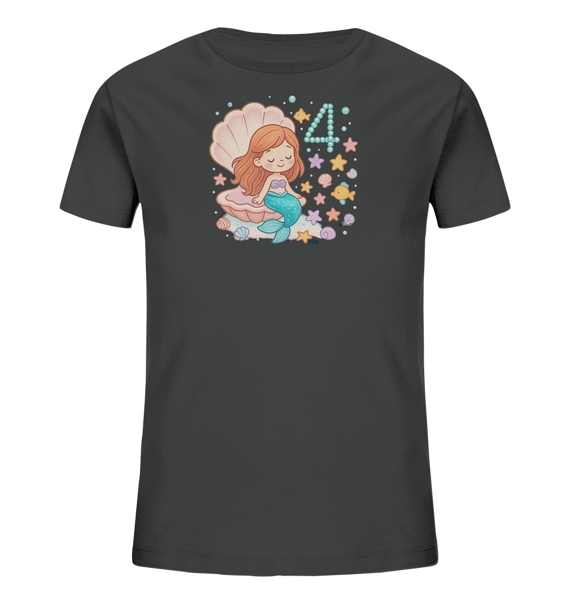 Onlineshop Shirts fuer Kinder - Das Bild zeigt ein dunkelgraues T-Shirt fuer Kinder mit einem farbenfrohen Unterwasser-Motiv. Eine suesse kleine Meerjungfrau sitzt in einer Muschel im Zentrum des Designs. Die Zahl '4' ist prominent dargestellt und von Seesternen, Fischen und Blasen umgeben. Kleine Muscheln und weitere Elemente ergaenzen die verspielte Illustration.