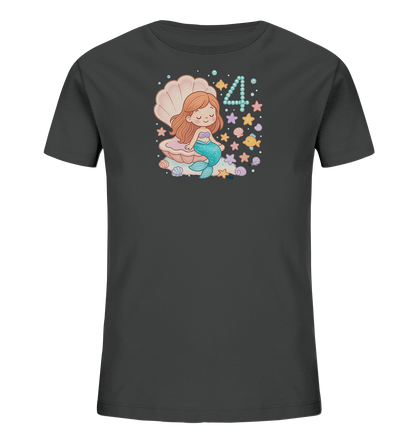 Onlineshop Shirts fuer Kinder - Das Bild zeigt ein dunkelgraues T-Shirt fuer Kinder mit einem farbenfrohen Unterwasser-Motiv. Eine suesse kleine Meerjungfrau sitzt in einer Muschel im Zentrum des Designs. Die Zahl '4' ist prominent dargestellt und von Seesternen, Fischen und Blasen umgeben. Kleine Muscheln und weitere Elemente ergaenzen die verspielte Illustration.