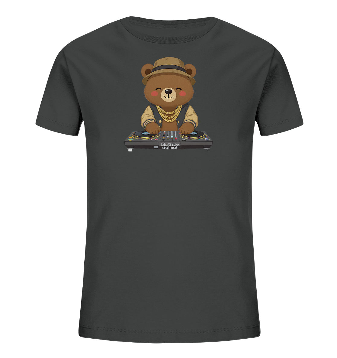 Onlineshop Shirts fuer Kinder - Das Bild zeigt ein dunkelgraues Kinder-T-Shirt mit einem verspielten Baerenmotiv auf der Vorderseite. Der Baer traegt einen Hut, eine Goldkette und eine College-Jacke und steht laechelnd an einem DJ-Mischpult. Das Design verleiht dem Shirt einen laessigen und musikalischen Charakter, ideal fuer Kinder.