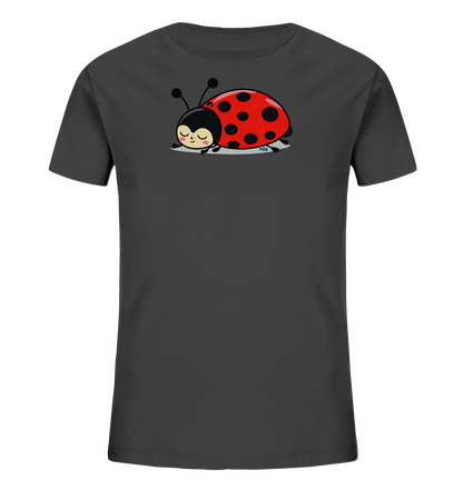 Onlineshop Shirts fuer Kinder - Das Bild zeigt ein dunkelgraues Kinder-T-Shirt mit einem niedlichen Marienkaefer-Motiv auf der Vorderseite. Der Marienkaefer ist rot mit schwarzen Punkten, hat einen schwarzen Kopf mit Fuehlern und geschlossene Augen, die ein sanftes Laecheln zeigen. Er liegt entspannt auf einem hellgrauen Untergrund, was ihm ein friedliches Aussehen verleiht. Das Design wirkt verspielt und liebevoll, passend fuer Kinder.