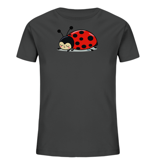 Onlineshop Shirts fuer Kinder - Das Bild zeigt ein dunkelgraues Kinder-T-Shirt mit einem niedlichen Marienkaefer-Motiv auf der Vorderseite. Der Marienkaefer ist rot mit schwarzen Punkten, hat einen schwarzen Kopf mit Fuehlern und geschlossene Augen, die ein sanftes Laecheln zeigen. Er liegt entspannt auf einem hellgrauen Untergrund, was ihm ein friedliches Aussehen verleiht. Das Design wirkt verspielt und liebevoll, passend fuer Kinder.