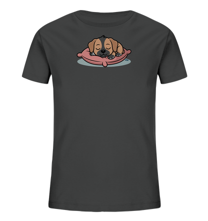 Onlineshop Shirts fuer Kinder - Das Bild zeigt ein dunkelgraues Kinder-T-Shirt. Auf der Vorderseite befindet sich eine niedliche Illustration eines schlafenden braun-schwarzen Welpen. Der Welpe ruht friedlich auf einem weichen pinkfarbenen Kissen. Das Motiv strahlt Ruhe und Freundlichkeit aus und ist ideal fuer Kinderkleidung.
