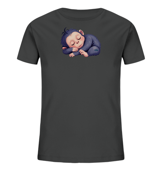 Onlineshop Shirts fuer Kinder - Das Bild zeigt ein dunkelgraues T-Shirt fuer Kinder. Auf der Vorderseite befindet sich eine detaillierte Illustration eines friedlich schlafenden Babyaffen. Das kleine Äffchen liegt zusammengerollt, mit geschlossenen Augen und einem ruhigen Gesichtsausdruck. Die Illustration ist in sanften Lila- und Blautoenen gehalten und schafft eine beruhigende Wirkung.