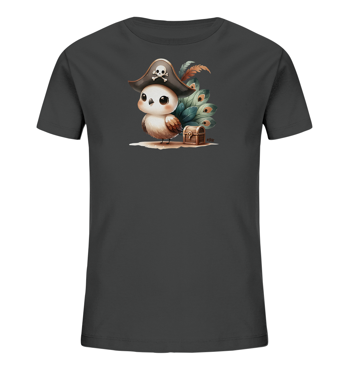 Onlineshop Shirts fuer Kinder - Dieses T-Shirt in dunklem Anthrazit zeigt eine entzueckende Illustration. Ein kleiner, knuffiger Vogel traegt einen Piratenhut und steht neben einer Schatzkiste. Grosse, bunte Federn ergaenzen das Motiv auf dem sandigen Boden. Das Design wirkt verspielt und abenteuerlich.