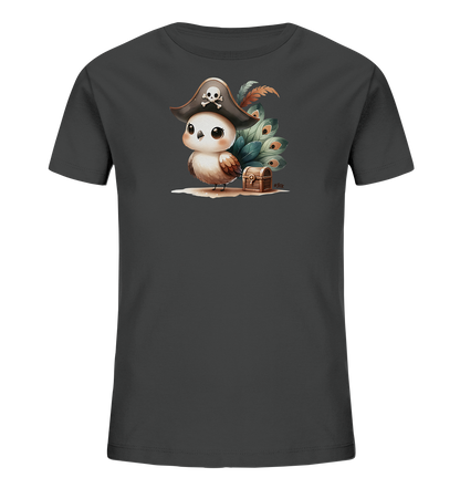 Onlineshop Shirts fuer Kinder - Dieses T-Shirt in dunklem Anthrazit zeigt eine entzueckende Illustration. Ein kleiner, knuffiger Vogel traegt einen Piratenhut und steht neben einer Schatzkiste. Grosse, bunte Federn ergaenzen das Motiv auf dem sandigen Boden. Das Design wirkt verspielt und abenteuerlich.
