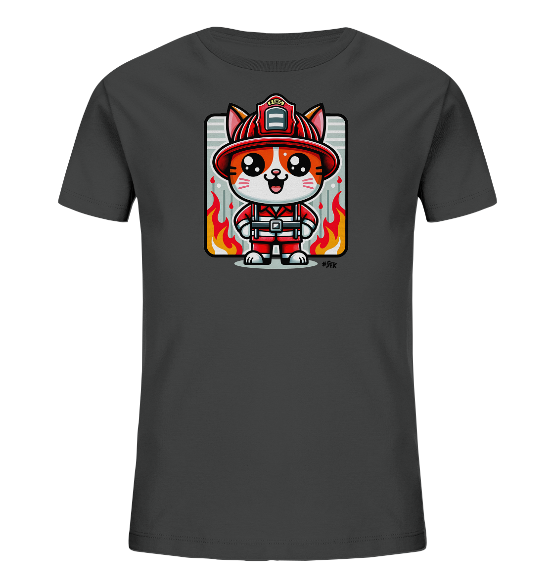 Onlineshop Shirts fuer Kinder - Das Bild zeigt ein dunkelgraues Kinder T-Shirt mit einem Comic-Motiv einer Katze in Feuerwehrkleidung. Die Katze traegt einen roten Helm und einen passenden Anzug, umgeben von stilisierten Flammen in einem rechteckigen Rahmen. Das Motiv ist zentral auf der Vorderseite des Shirts platziert und hat einen froehlichen und mutigen Ausdruck. Es ist ein verspieltes Design, das Kinder ansprechen duerfte.