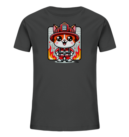 Onlineshop Shirts fuer Kinder - Das Bild zeigt ein dunkelgraues Kinder T-Shirt mit einem Comic-Motiv einer Katze in Feuerwehrkleidung. Die Katze traegt einen roten Helm und einen passenden Anzug, umgeben von stilisierten Flammen in einem rechteckigen Rahmen. Das Motiv ist zentral auf der Vorderseite des Shirts platziert und hat einen froehlichen und mutigen Ausdruck. Es ist ein verspieltes Design, das Kinder ansprechen duerfte.