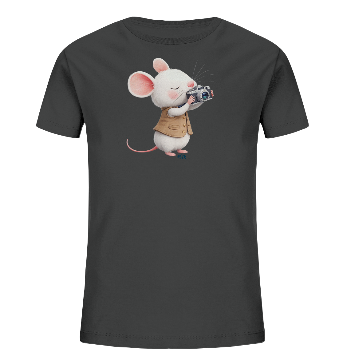 Onlineshop Shirts fuer Kinder - Das Bild zeigt ein dunkelgraues Kinder-T-Shirt mit einem niedlichen Motiv einer weissen Maus. Die Maus traegt eine braune Weste und haelt eine kleine Kamera, als wuerde sie fotografieren. Sie hat grosse rosafarbene Ohren und einen aufmerksamen, geschlossenen Blick. Das Design ist verspielt und detailreich, perfekt fuer Kinderkleidung.