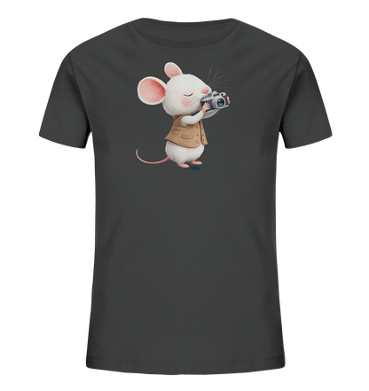 Onlineshop Shirts fuer Kinder - Das Bild zeigt ein dunkelgraues Kinder-T-Shirt mit einem niedlichen Motiv einer weissen Maus. Die Maus traegt eine braune Weste und haelt eine kleine Kamera, als wuerde sie fotografieren. Sie hat grosse rosafarbene Ohren und einen aufmerksamen, geschlossenen Blick. Das Design ist verspielt und detailreich, perfekt fuer Kinderkleidung.