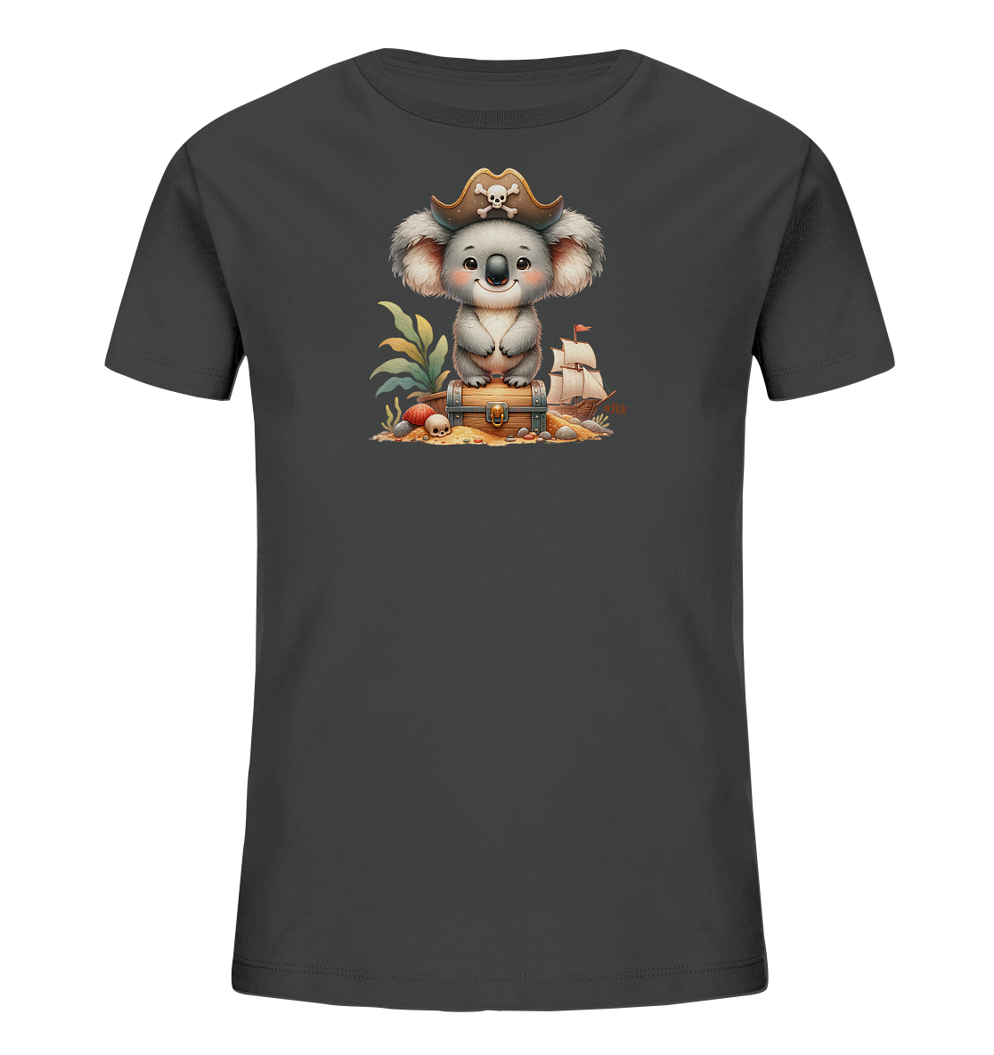 Onlineshop Shirts fuer Kinder - Dieses dunkelgraue T-Shirt zeigt eine niedliche Illustration eines Koalas in einem Piratenhut. Der Koala sitzt auf einer Schatztruhe, umgeben von Muscheln, Steinen und einem kleinen Totenkopf am Strand. Im Hintergrund ist ein Segelschiff auf dem Meer zu sehen. Das Motiv hat einen verspielten und abenteuerlichen Charakter.