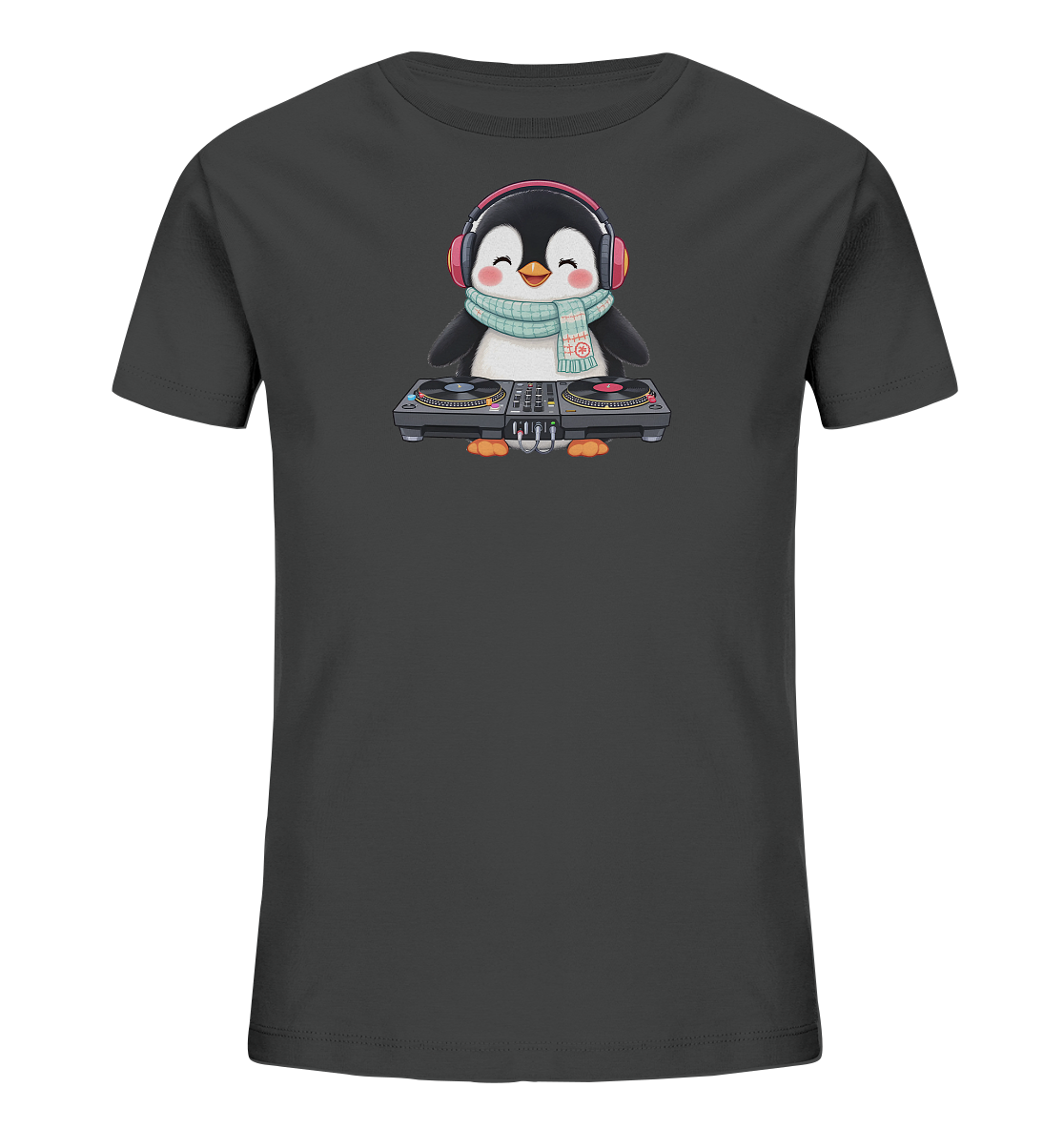 Onlineshop Shirts fuer Kinder - Das Bild zeigt ein dunkelgraues Kinder-T-Shirt mit einem niedlichen Pinguinmotiv auf der Vorderseite. Der Pinguin ist mit rosa Kopfhoerern und einem gemusterten hellblauen Schal dargestellt. Er steht hinter einem DJ-Pult mit Plattenspielern und einem Mischpult. Der Pinguin hat einen froehlichen Gesichtsausdruck, was dem T-Shirt eine verspielte Note verleiht.