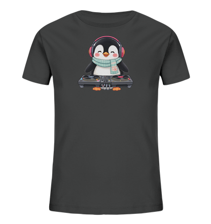 Onlineshop Shirts fuer Kinder - Das Bild zeigt ein dunkelgraues Kinder-T-Shirt mit einem niedlichen Pinguinmotiv auf der Vorderseite. Der Pinguin ist mit rosa Kopfhoerern und einem gemusterten hellblauen Schal dargestellt. Er steht hinter einem DJ-Pult mit Plattenspielern und einem Mischpult. Der Pinguin hat einen froehlichen Gesichtsausdruck, was dem T-Shirt eine verspielte Note verleiht.