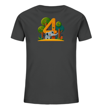 Onlineshop Shirts fuer Kinder - Dieses dunkelgraue T-Shirt fuer Kinder praesentiert eine charmante Illustration eines kleinen Elefanten. Der Elefant steht direkt neben einer grossen, leuchtend orangen Zahl '4'. Das Motiv ist von stilisierten Baeumen und gruenen Pflanzen umgeben, was eine froehliche Dschungelszene darstellt.