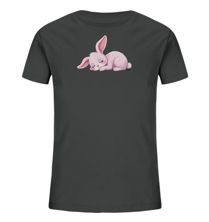 Onlineshop Shirts fuer Kinder - Das Bild zeigt ein dunkelgraues Kinder-T-Shirt mit einem niedlichen Aufdruck. Auf der Vorderseite ist ein schlafendes, rosafarbenes Kaninchen zu sehen. Das Kaninchen liegt friedlich da, mit geschlossenen Augen und leicht angelegten Ohren. Das Design verleiht dem Shirt einen sanften und beruhigenden Charakter.