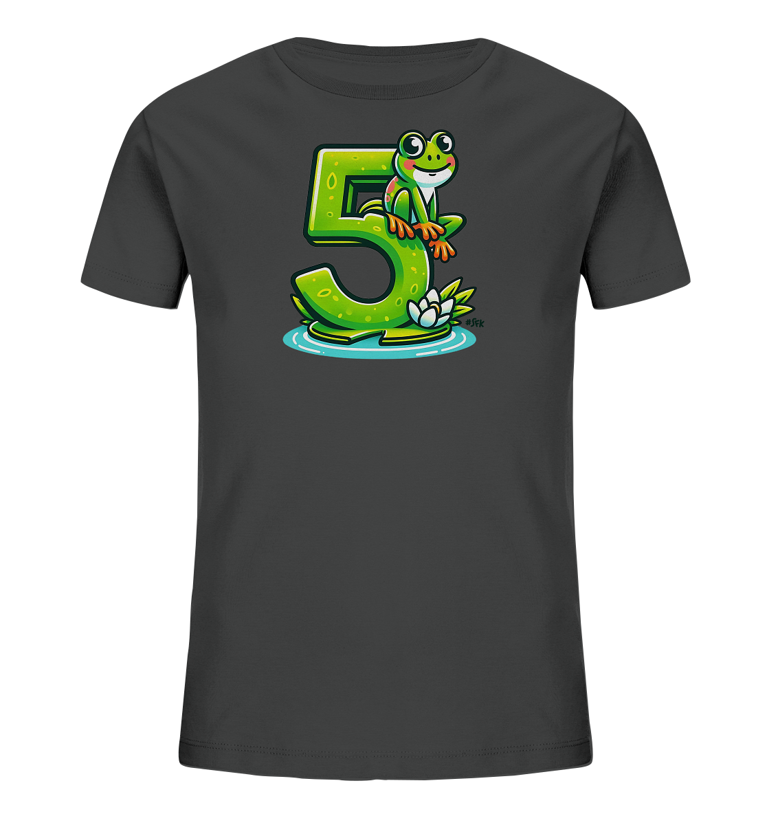 Onlineshop Shirts für Kinder - Das Bild zeigt ein anthrazitfarbenes T-Shirt mit einem farbenfrohen Druck auf der Vorderseite. Der Druck zeigt eine große, leuchtend grüne Zahl '5', auf der ein fröhlich blickender Frosch sitzt. Die Zahl und der Frosch stehen auf einer Wasseroberfläche mit einer Seerose. Das Design ist cartoonhaft und kindgerecht gestaltet.