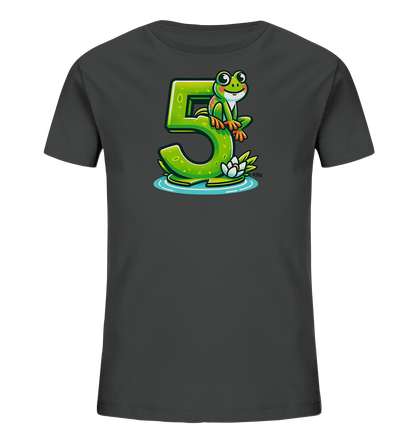 Onlineshop Shirts für Kinder - Das Bild zeigt ein anthrazitfarbenes T-Shirt mit einem farbenfrohen Druck auf der Vorderseite. Der Druck zeigt eine große, leuchtend grüne Zahl '5', auf der ein fröhlich blickender Frosch sitzt. Die Zahl und der Frosch stehen auf einer Wasseroberfläche mit einer Seerose. Das Design ist cartoonhaft und kindgerecht gestaltet.
