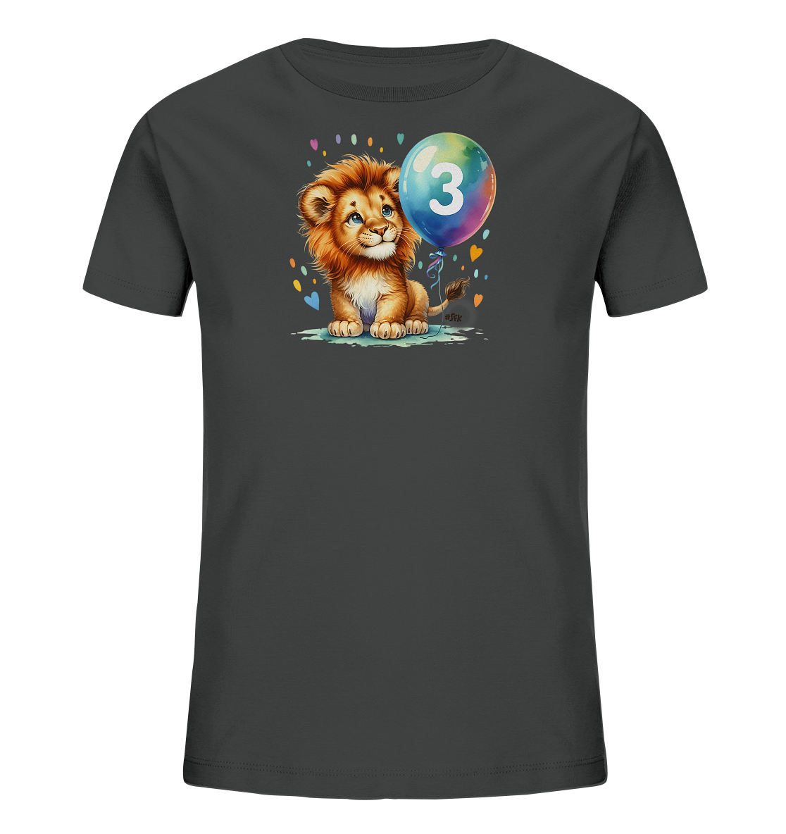 Onlineshop Shirts fuer Kinder - Das Bild zeigt ein dunkelgraues T-Shirt fuer Kinder mit einem niedlichen Aufdruck auf der Vorderseite. Der Aufdruck zeigt ein cartoonartiges Loewenjunges, das neben einem bunten Ballon sitzt, auf dem die Zahl 3 zu sehen ist. Um den Loewen und den Ballon sind bunte Punkte und Herzen verteilt. Das Design wirkt verspielt und froehlich.