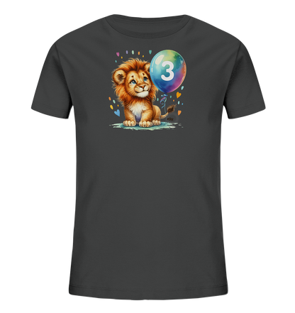 Onlineshop Shirts fuer Kinder - Das Bild zeigt ein dunkelgraues T-Shirt fuer Kinder mit einem niedlichen Aufdruck auf der Vorderseite. Der Aufdruck zeigt ein cartoonartiges Loewenjunges, das neben einem bunten Ballon sitzt, auf dem die Zahl 3 zu sehen ist. Um den Loewen und den Ballon sind bunte Punkte und Herzen verteilt. Das Design wirkt verspielt und froehlich.