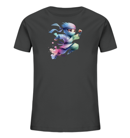 Onlineshop Shirts fuer Kinder - Das Bild zeigt ein dunkelgraues Kinder T-Shirt mit einem dynamischen Aufdruck einer stilisierten Figur. Die Figur traegt eine Art Kampfanzug mit Kopfbedeckung und befindet sich in einer springenden oder fliegenden Bewegung. Der Aufdruck ist in einem aquarel-aehnlichen Stil gehalten und zeigt einen Farbverlauf aus verschiedenen Farbtoenen wie Blau, Pink, Gruen und Lila. Die Gestaltung wirkt lebhaft und energiegeladen.