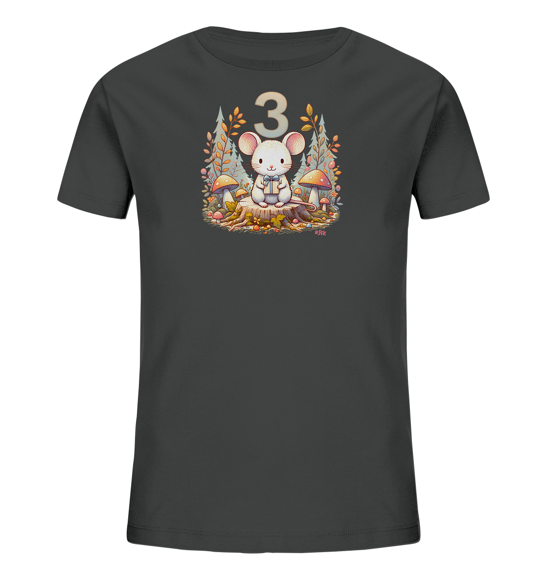 Onlineshop Shirts fuer Kinder - Das Bild zeigt ein dunkelgraues Kinder-T-Shirt mit einem niedlichen Aufdruck. Darauf sitzt eine kleine Maus mit einem Geschenkpaket auf einem Baumstumpf. Um sie herum sind Pilze, Blaetter und Baumzweige im Waldstil abgebildet. Über der Maus ist die grosse Zahl '3' zu sehen.
