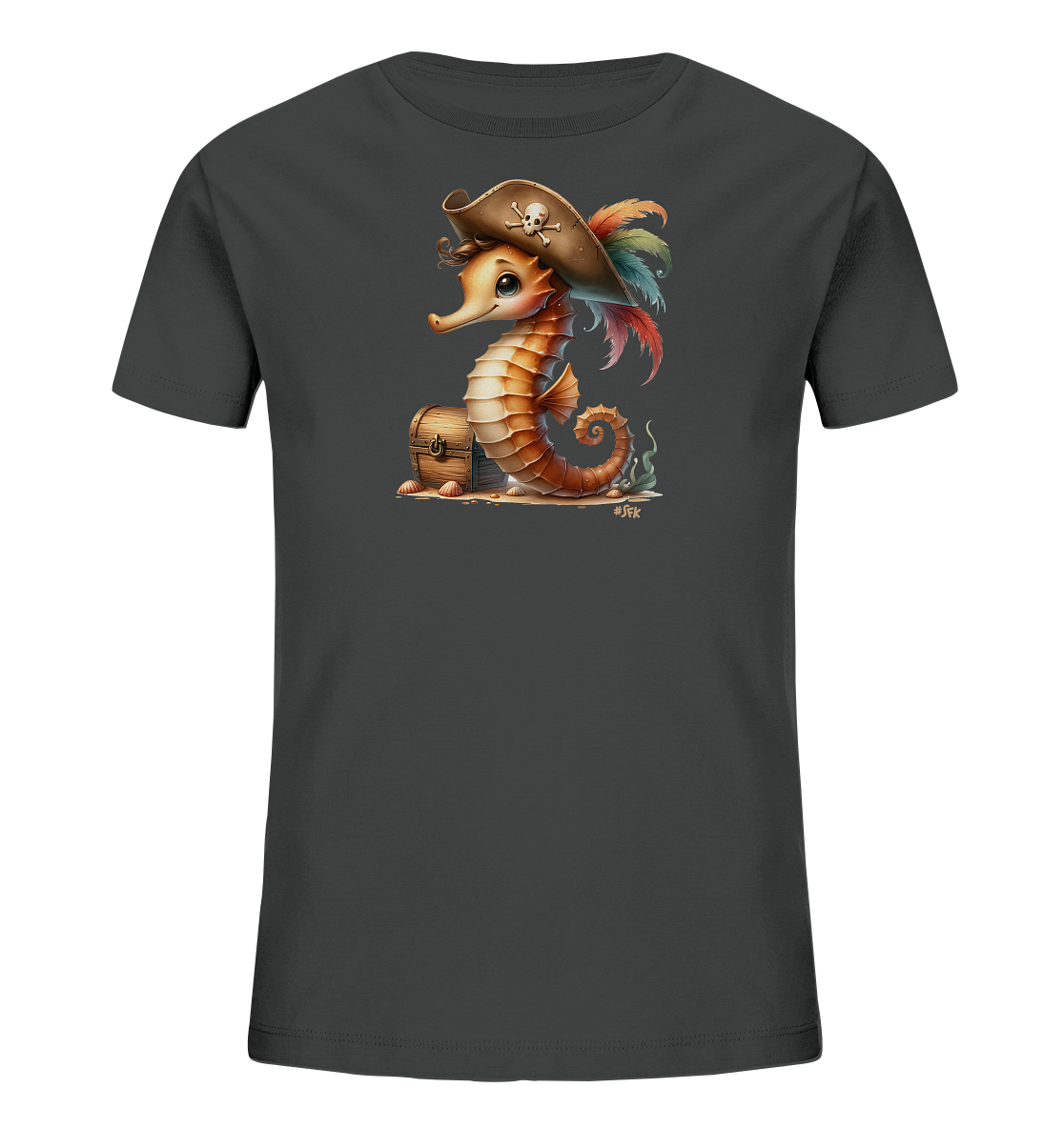 Onlineshop Shirts fuer Kinder - Das Bild zeigt ein dunkles Kinder-T-Shirt mit einer Illustration eines niedlichen Seepferdchens im Piratenkostuem. Das Seepferdchen traegt einen Piratenhut mit Totenkopf und bunten Federn. Es sitzt auf einem Sandstrand neben einer kleinen Schatztruhe, umgeben von Muscheln und Seegras. Dieses Motiv verleiht dem Shirt einen lustigen und maritimen Charakter.