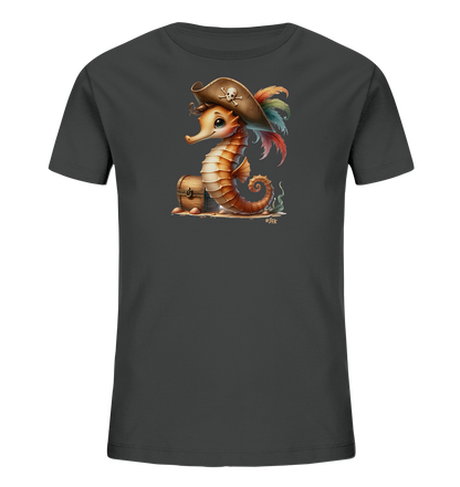 Onlineshop Shirts fuer Kinder - Das Bild zeigt ein dunkles Kinder-T-Shirt mit einer Illustration eines niedlichen Seepferdchens im Piratenkostuem. Das Seepferdchen traegt einen Piratenhut mit Totenkopf und bunten Federn. Es sitzt auf einem Sandstrand neben einer kleinen Schatztruhe, umgeben von Muscheln und Seegras. Dieses Motiv verleiht dem Shirt einen lustigen und maritimen Charakter.