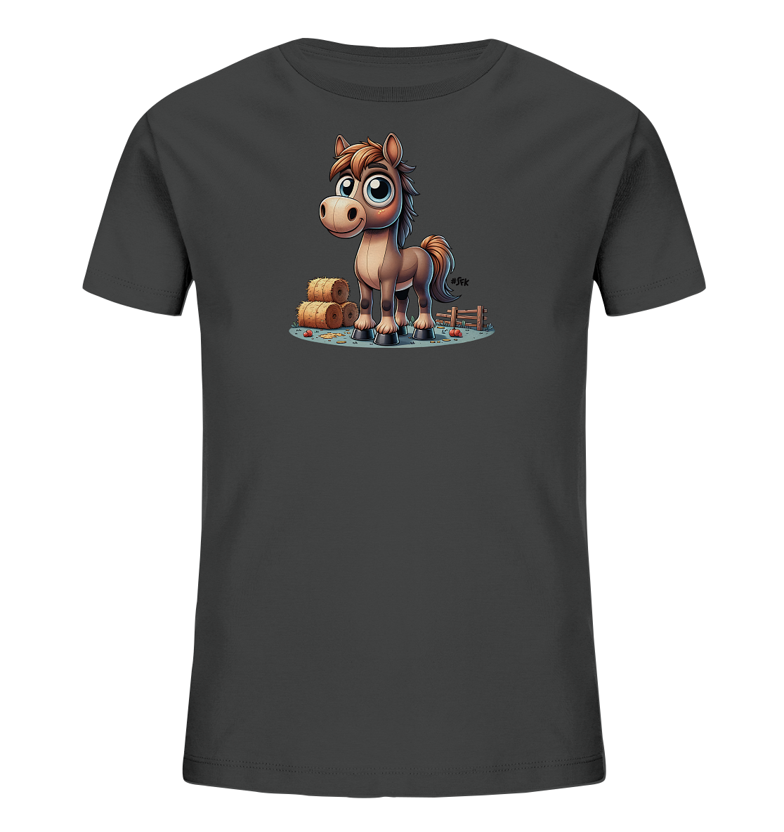 Onlineshop Shirts fuer Kinder - Dieses dunkelgraue T-Shirt zeigt eine niedliche Cartoon-Grafik eines Pferdes auf einem Bauernhof. Das Pferd hat grosse blaue Augen und steht neben Heuballen und einem Zaun. Kleine Äpfel liegen auf dem Boden. Ein verspieltes Design fuer Pferdeliebhaber.