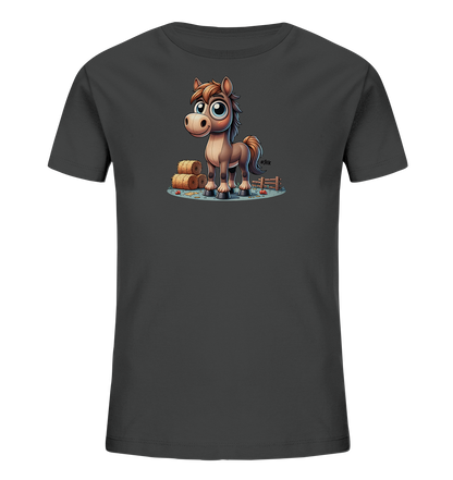Onlineshop Shirts fuer Kinder - Dieses dunkelgraue T-Shirt zeigt eine niedliche Cartoon-Grafik eines Pferdes auf einem Bauernhof. Das Pferd hat grosse blaue Augen und steht neben Heuballen und einem Zaun. Kleine Äpfel liegen auf dem Boden. Ein verspieltes Design fuer Pferdeliebhaber.