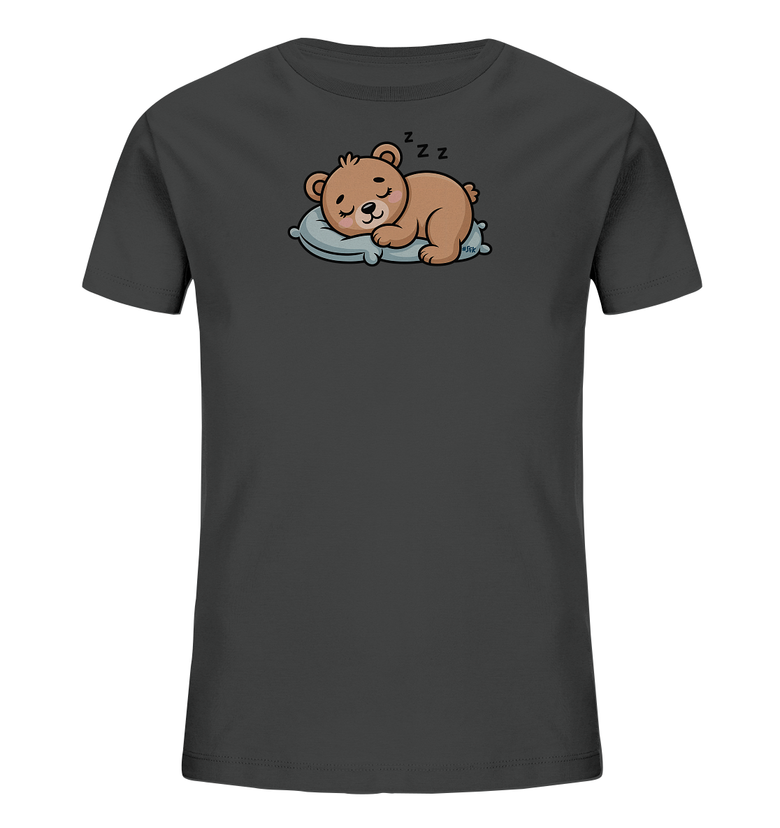 Onlineshop Shirts fuer Kinder - Das Bild zeigt ein dunkles Kinder-T-Shirt mit einem niedlichen Motiv eines schlafenden Baeren. Der braune Baer liegt friedlich auf einem hellblauen Kissen, die Augen geschlossen und ein sanftes Laecheln auf dem Gesicht. Über seinem Kopf sind kleine 'Z'-Symbole zu sehen, die seinen tiefen Schlaf andeuten. Das Design vermittelt eine ruhige und gemuetliche Atmosphaere.