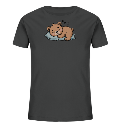 Onlineshop Shirts fuer Kinder - Das Bild zeigt ein dunkles Kinder-T-Shirt mit einem niedlichen Motiv eines schlafenden Baeren. Der braune Baer liegt friedlich auf einem hellblauen Kissen, die Augen geschlossen und ein sanftes Laecheln auf dem Gesicht. Über seinem Kopf sind kleine 'Z'-Symbole zu sehen, die seinen tiefen Schlaf andeuten. Das Design vermittelt eine ruhige und gemuetliche Atmosphaere.