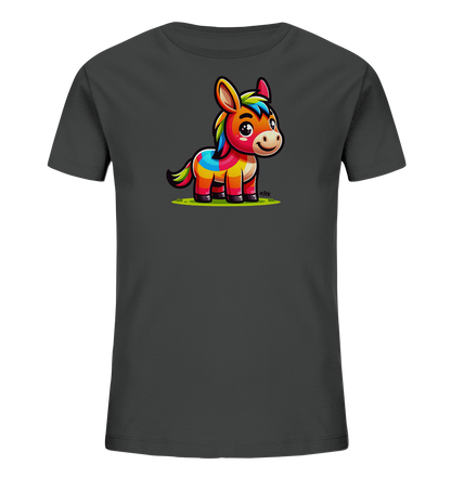 Onlineshop Shirts fuer Kinder - Das Bild zeigt ein dunkelgraues T-Shirt fuer Kinder. Auf der Vorderseite befindet sich eine froehliche Illustration eines kleinen Esels. Der Esel ist bunt gestreift in leuchtenden Farben und steht auf gruenem Gras. Er hat ein freundliches Gesicht mit grossen Augen.