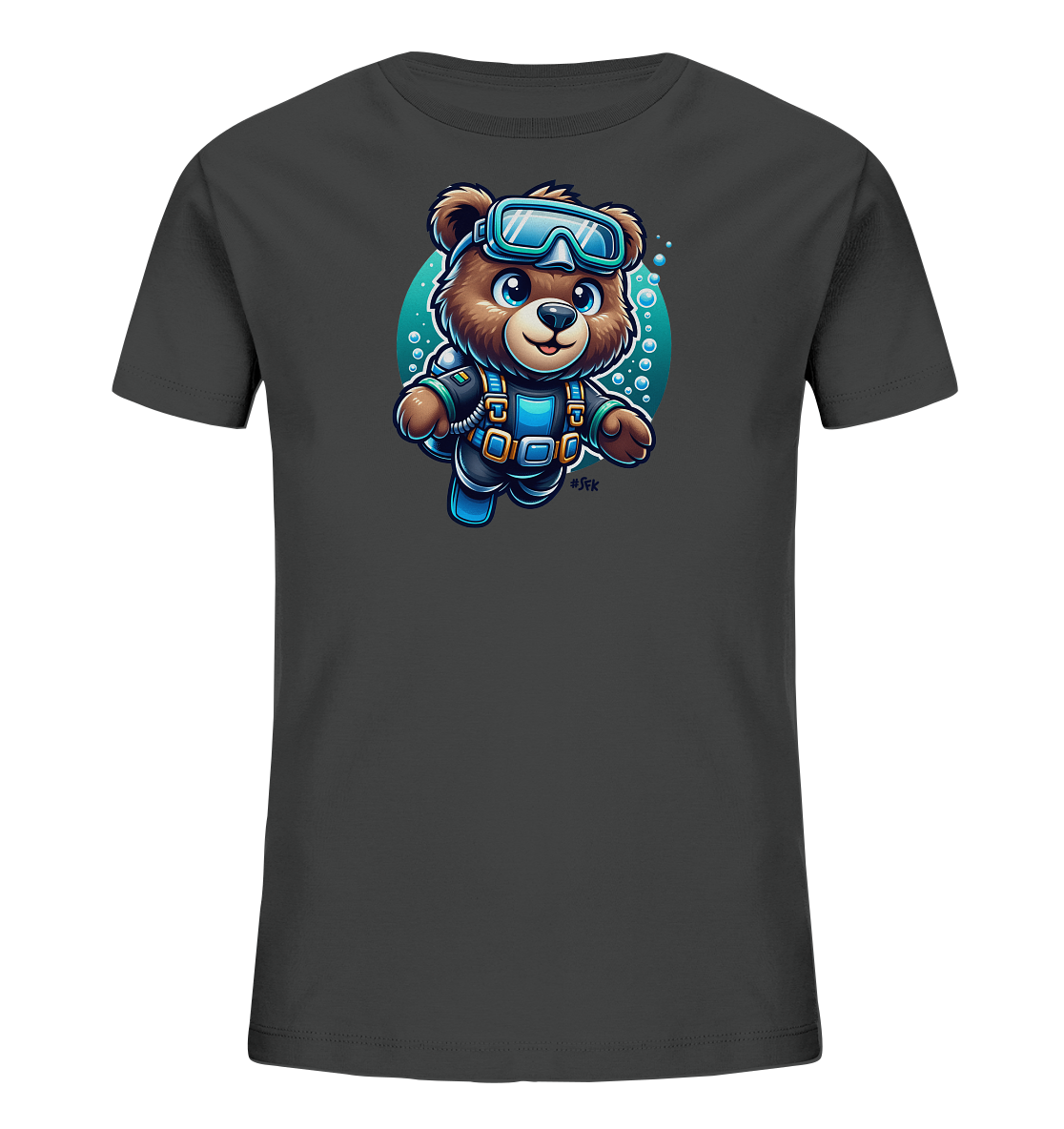 Onlineshop Shirts fuer Kinder - Das Bild zeigt ein dunkelgraues Kinder-T-Shirt mit einem farbenfrohen Aufdruck. Zu sehen ist ein niedlicher Cartoon-Baer, der eine Tauchausruestung traegt und im Wasser schwimmt. Der Baer hat eine Taucherbrille auf und ist von Blasen umgeben, was eine froehliche Unterwasser-Szene darstellt. Dieses Motiv ist verspielt und detailliert gestaltet.