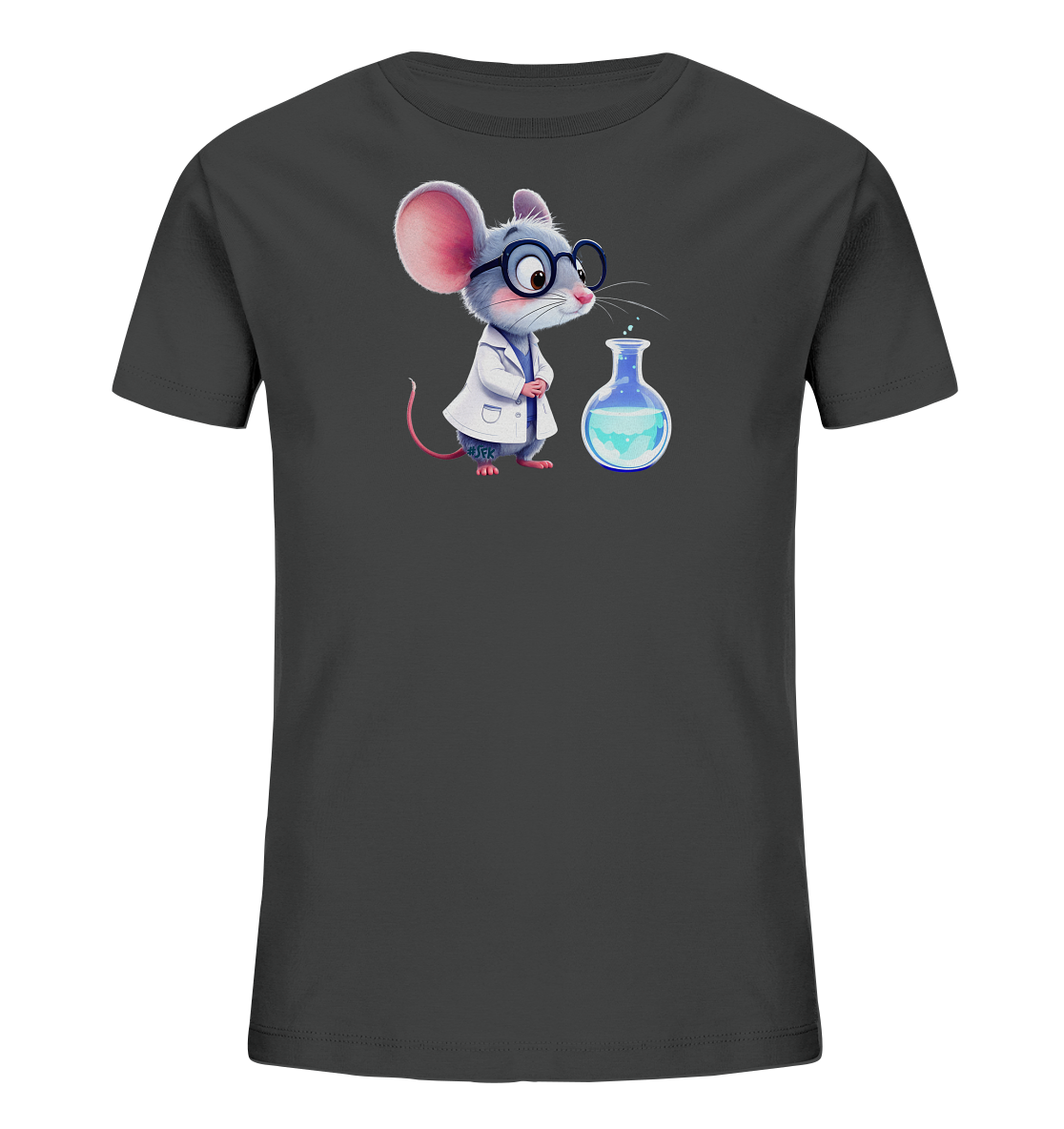 Onlineshop Shirts fuer Kinder - Das Bild zeigt ein dunkles Kinder-T-Shirt mit einem niedlichen Motiv einer Maus als Wissenschaftler. Die graue Maus traegt einen weissen Laborkittel und eine Brille. Sie blickt aufmerksam auf einen Glaskolben mit blauer Fluessigkeit und aufsteigenden Blaeschen. Das Design kombiniert wissenschaftliche Elemente mit einem verspielten Cartoon-Stil.
