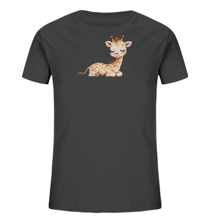 Onlineshop Shirts fuer Kinder - Das Bild zeigt ein dunkelgraues Kinder-T-Shirt. Auf der Vorderseite ist eine niedliche, hellbraune Giraffe abgebildet, die entspannt liegt und laechelt. Die Giraffe hat geschlossene Augen und freundliche Gesichtszuege. Dieses verspielte Motiv ist ideal fuer Kinder.