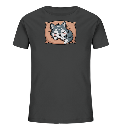 Onlineshop Shirts fuer Kinder - Das Bild zeigt ein dunkelgraues Kinder-T-Shirt mit einem niedlichen Tiermotiv auf der Vorderseite. Abgebildet ist ein schlafender, grauer Wolfswelpe, der gemuetlich auf einem beigefarbenen Kissen liegt. Der Welpe hat geschlossene Augen und rosige Wangen, was einen friedlichen und sanften Ausdruck vermittelt. Das Design wirkt verspielt und kindgerecht.