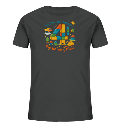 Onlineshop Shirts fuer Kinder - Dieses dunkelgraue Kinder-T-Shirt zeigt eine bunte Illustration zum Thema Bauen und Konstruktion. Im Zentrum steht eine grosse, aus Bausteinen geformte Zahl 4, umgeben von kleinen Haeusern, Baeumen und einem Baufahrzeug. Der Schriftzug "Ich baue mir die Welt wie sie mir gefaellt" ergaenzt das Motiv. Das Design ist farbenfroh und ansprechend fuer kleine Baumeister.