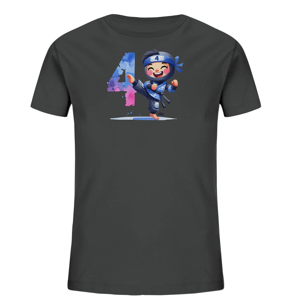 Onlineshop Shirts fuer Kinder - Das Bild zeigt ein dunkelgraues Kinder-T-Shirt mit einem froehlichen Motiv auf der Vorderseite. Zu sehen ist ein kleiner Cartoon-Ninja in blauem Anzug, der einen Tritt ausfuehrt und laechelt. Links daneben ist die Zahl '4' in einem auffaelligen Aquarell-Stil mit blauen und pinken Toenen dargestellt. Das Design ist lebendig und spricht Kinder an.