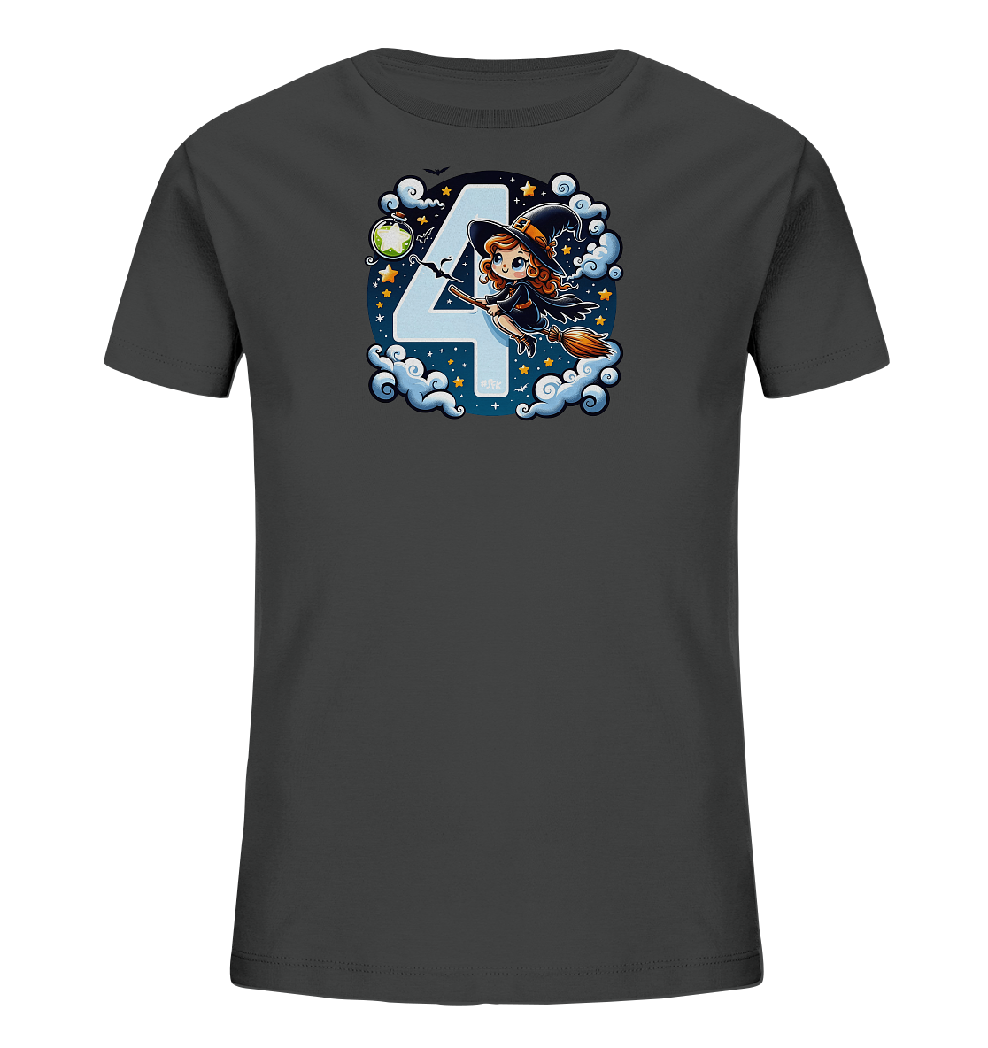 Onlineshop Shirts fuer Kinder - Das Bild zeigt ein dunkelgraues Kinder-T-Shirt mit einem farbenfrohen Motiv auf der Vorderseite. Im Zentrum steht eine grosse hellblaue Zahl Vier, umgeben von stilisierten Wolken, Sternen und Fledermaeusen. Eine freundlich aussehende Hexe fliegt auf einem Besen quer ueber die Zahl. Das Design beinhaltet auch einen kleinen brodelnden Kessel und weitere Details am Nachthimmel.