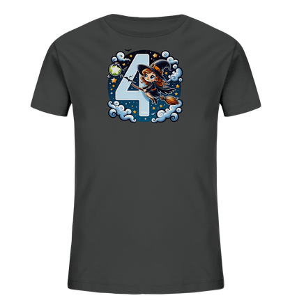 Onlineshop Shirts fuer Kinder - Das Bild zeigt ein dunkelgraues Kinder-T-Shirt mit einem farbenfrohen Motiv auf der Vorderseite. Im Zentrum steht eine grosse hellblaue Zahl Vier, umgeben von stilisierten Wolken, Sternen und Fledermaeusen. Eine freundlich aussehende Hexe fliegt auf einem Besen quer ueber die Zahl. Das Design beinhaltet auch einen kleinen brodelnden Kessel und weitere Details am Nachthimmel.