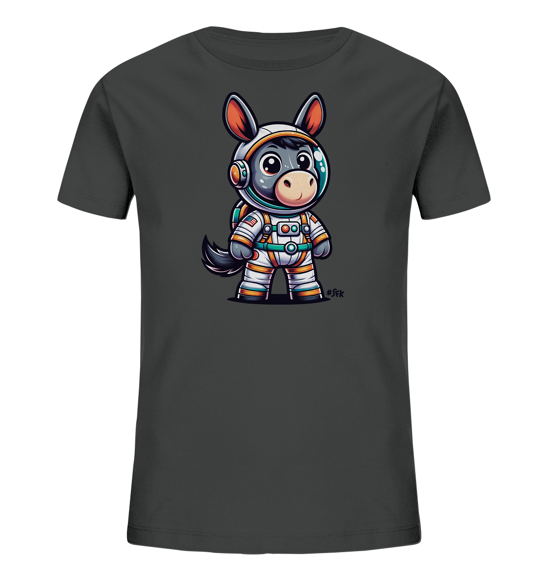 Onlineshop Shirts fuer Kinder - Das Bild zeigt ein dunkelgraues T-Shirt fuer Kinder. Auf der Vorderseite befindet sich eine farbenfrohe Illustration eines kleinen Esels in einem detailreichen Astronautenanzug. Der Esel traegt einen weissen Anzug mit orangefarbenen Elementen und einen Helm mit Visier. Das Motiv wirkt verspielt und thematisch auf Weltraum und Abenteuer ausgerichtet.
