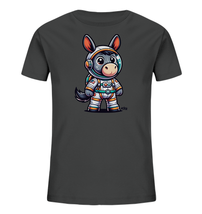 Onlineshop Shirts fuer Kinder - Das Bild zeigt ein dunkelgraues T-Shirt fuer Kinder. Auf der Vorderseite befindet sich eine farbenfrohe Illustration eines kleinen Esels in einem detailreichen Astronautenanzug. Der Esel traegt einen weissen Anzug mit orangefarbenen Elementen und einen Helm mit Visier. Das Motiv wirkt verspielt und thematisch auf Weltraum und Abenteuer ausgerichtet.