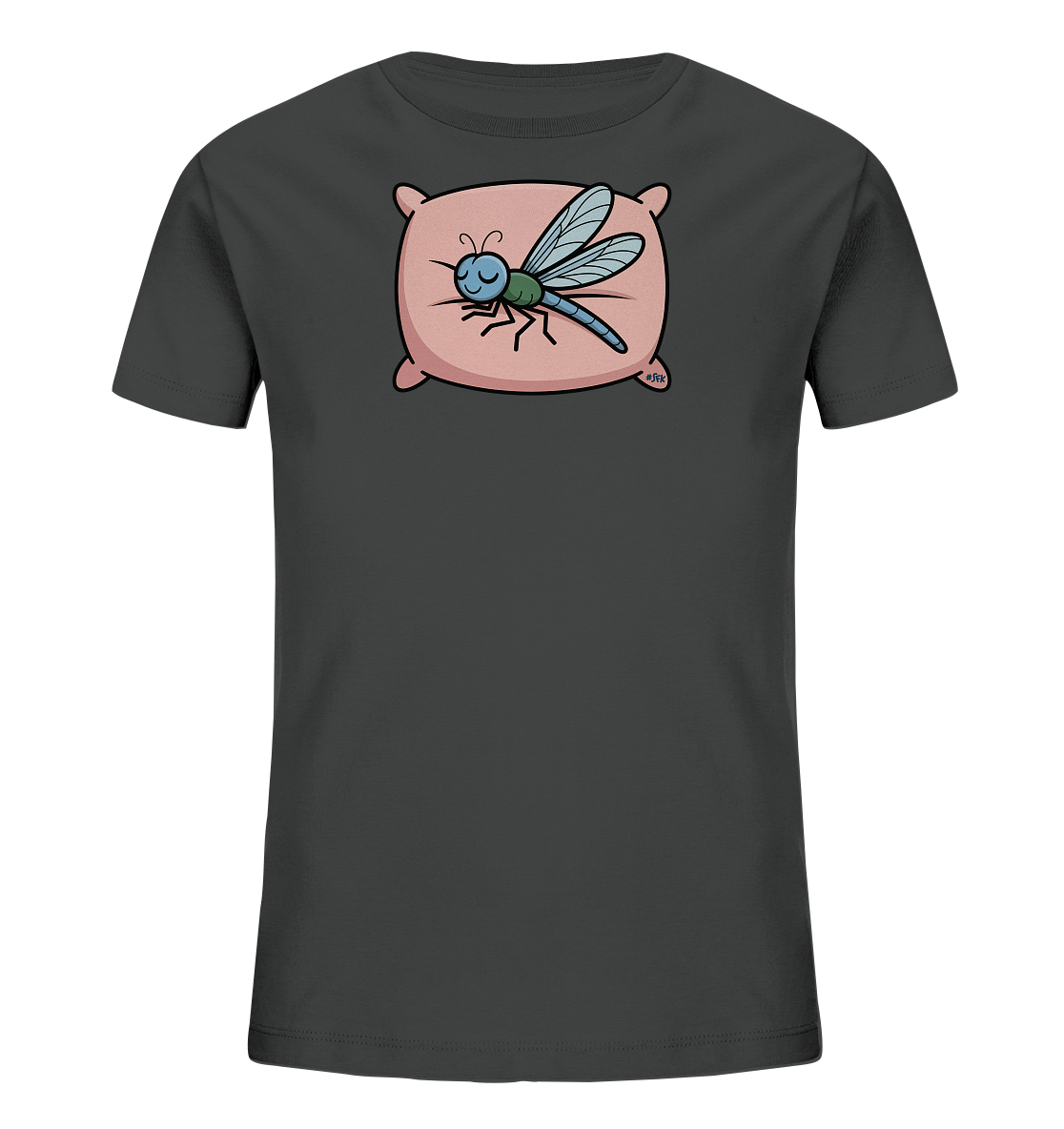 Onlineshop Shirts fuer Kinder - Das Bild zeigt ein anthrazitfarbenes Kinder-T-Shirt mit einem niedlichen Motiv. Auf der Vorderseite ist eine schlafende Libelle in Blau- und Gruentoenen abgebildet, die friedlich auf einem rosafarbenen Kissen ruht. Die Libelle hat geschlossene Augen und ein sanftes Laecheln, was dem Design eine ruhige und vertraeumte Ausstrahlung verleiht.