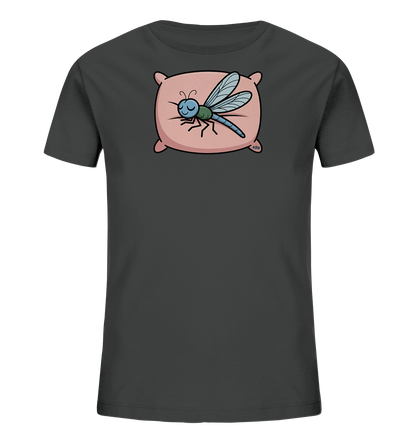 Onlineshop Shirts fuer Kinder - Das Bild zeigt ein anthrazitfarbenes Kinder-T-Shirt mit einem niedlichen Motiv. Auf der Vorderseite ist eine schlafende Libelle in Blau- und Gruentoenen abgebildet, die friedlich auf einem rosafarbenen Kissen ruht. Die Libelle hat geschlossene Augen und ein sanftes Laecheln, was dem Design eine ruhige und vertraeumte Ausstrahlung verleiht.