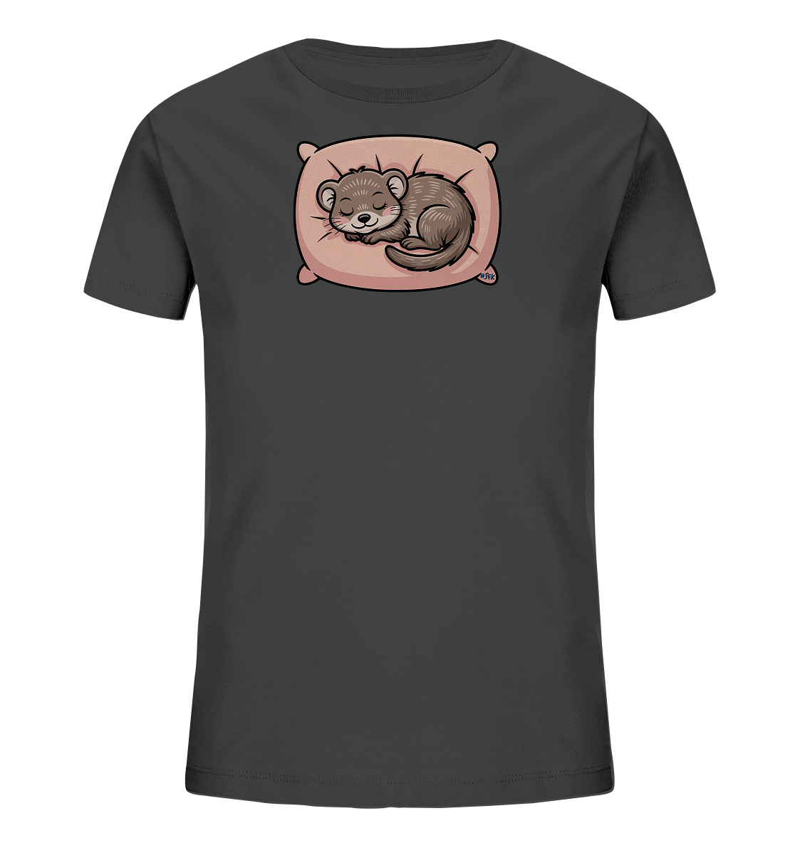 Onlineshop Shirts fuer Kinder - Das Bild zeigt ein dunkelgraues Kinder-T-Shirt mit einem niedlichen Motiv auf der Vorderseite. Darauf ist ein schlafendes Nagetier, aehnlich einer Maus oder einem Siebenschlaefer, gemuetlich auf einem rosa Kissen zusammengerollt dargestellt. Das Tier hat die Augen geschlossen und vermittelt einen friedlichen Ausdruck. Das gesamte Design wirkt sehr gemuetlich und ansprechend.