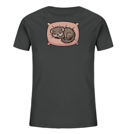 Onlineshop Shirts fuer Kinder - Das Bild zeigt ein dunkelgraues Kinder-T-Shirt mit einem niedlichen Motiv auf der Vorderseite. Darauf ist ein schlafendes Nagetier, aehnlich einer Maus oder einem Siebenschlaefer, gemuetlich auf einem rosa Kissen zusammengerollt dargestellt. Das Tier hat die Augen geschlossen und vermittelt einen friedlichen Ausdruck. Das gesamte Design wirkt sehr gemuetlich und ansprechend.