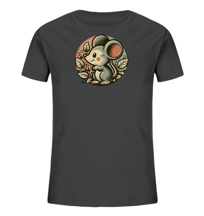 Onlineshop Shirts fuer Kinder - Das Bild zeigt ein dunkelgraues Kinder-T-Shirt mit einer runden Grafik auf der Vorderseite. In der Grafik sitzt eine niedliche Cartoon-Maus mit grossen Ohren und pinken Wangen, die zwinkert. Sie ist umgeben von stilisierten Blaettern und Zweigen vor einem gestreiften Hintergrund. Das Design ist liebevoll illustriert und ansprechend fuer Kinder.