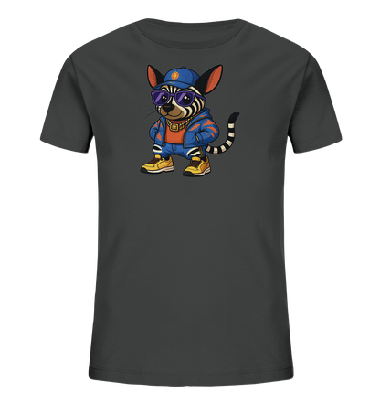 Onlineshop Shirts fuer Kinder - Das Bild zeigt ein dunkelgraues Kinder-T-Shirt mit einem farbenfrohen Aufdruck. Das Motiv stellt ein zebragestreiftes Tier dar, das eine blaue Kappe, Sonnenbrille, eine goldene Kette, eine Jacke und gelbe Turnschuhe traegt. Das Tier steht in einer laessigen Pose mit den Haenden in den Hosentaschen. Das Design verleiht dem Shirt einen coolen und verspielten urbanen Look.