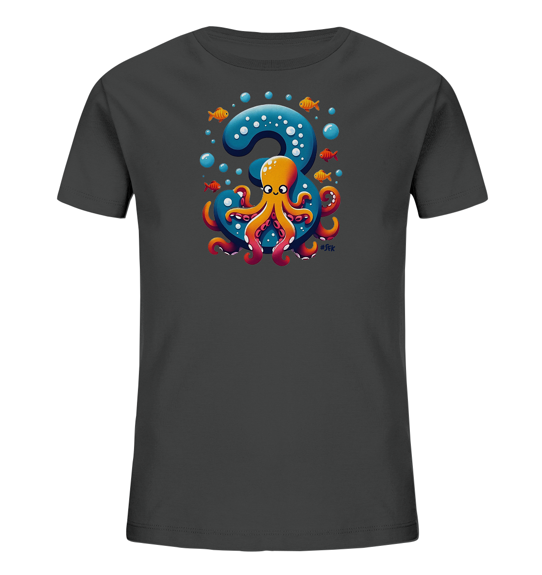 Onlineshop Shirts fuer Kinder - Das Bild zeigt ein dunkelgraues Kinder-T-Shirt mit einer farbenfrohen Unterwasser-Illustration auf der Vorderseite. Ein freundlicher, oranger Oktopus sitzt vor einer grossen blauen Zahl '3'. Um das Motiv herum schwimmen kleine orangefarbene Fische und blaue Blasen. Das Design wirkt froehlich und verspielt.