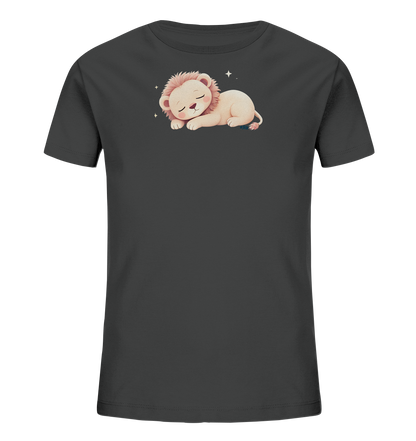 Onlineshop Shirts fuer Kinder - Das Bild zeigt ein dunkelgraues T-Shirt mit einem niedlichen Motiv eines schlafenden Loewenbabys. Das Loewenjunge ist in hellen Beige- und Rosatoenen gehalten und ruht friedlich. Kleine Sterne um den Kopf herum verstaerken die vertraeumte Ausstrahlung. Das Design ist sanft und ansprechend fuer Kinder.