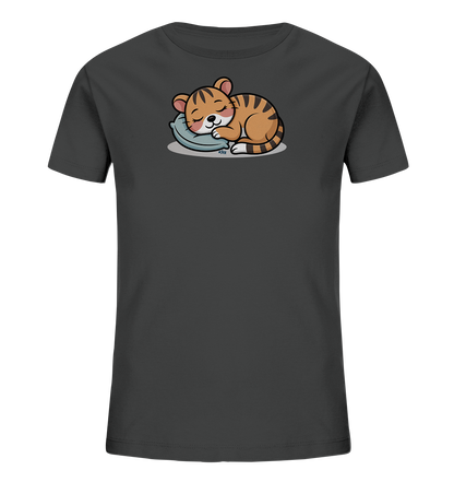 Onlineshop Shirts fuer Kinder - Das Bild zeigt ein dunkelgraues Kinder-T-Shirt mit einer niedlichen Illustration eines schlafenden Tigerbabys. Der kleine Tiger ist orange-schwarz gestreift und liegt friedlich auf einem hellblauen Kissen. Die Augen sind geschlossen und es hat einen entspannten, gluecklichen Ausdruck. Das Design wirkt sanft und beruhigend, perfekt fuer kleine Schlafmuetzen.